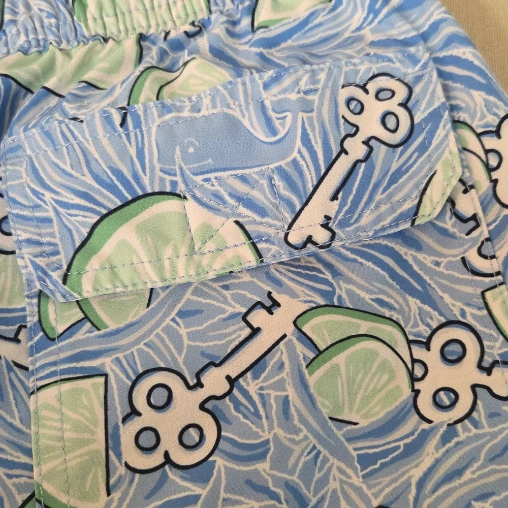 Vineyard Vines Key and Leaf Patterned Shorts Sz XS